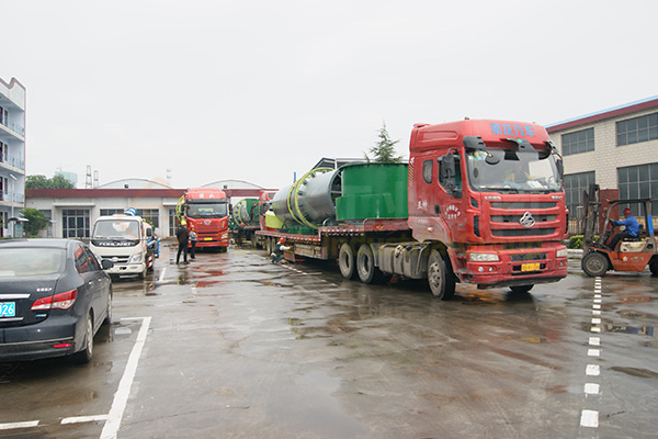 通達(dá)重工有機肥設(shè)備雨天發(fā)貨.jpg