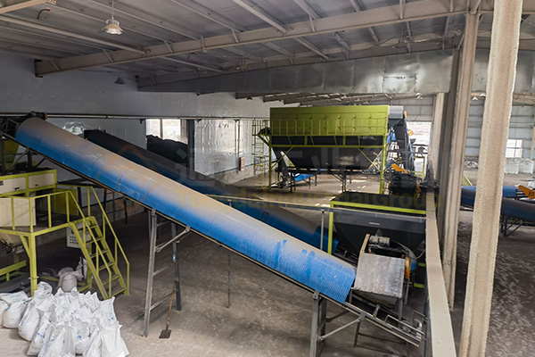 建有機肥廠解決了草原牛羊堆糞難題，牛羊糞如何進一步加工處理做成綠色有機肥料?