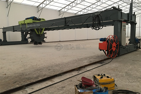 葉輪翻堆機跨度18米，輪盤可行走適合大型有機肥加工廠使用