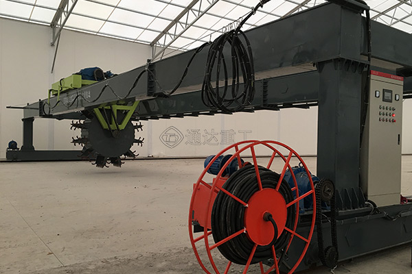 大跨度液壓輪盤(pán)發(fā)酵翻堆機(jī)